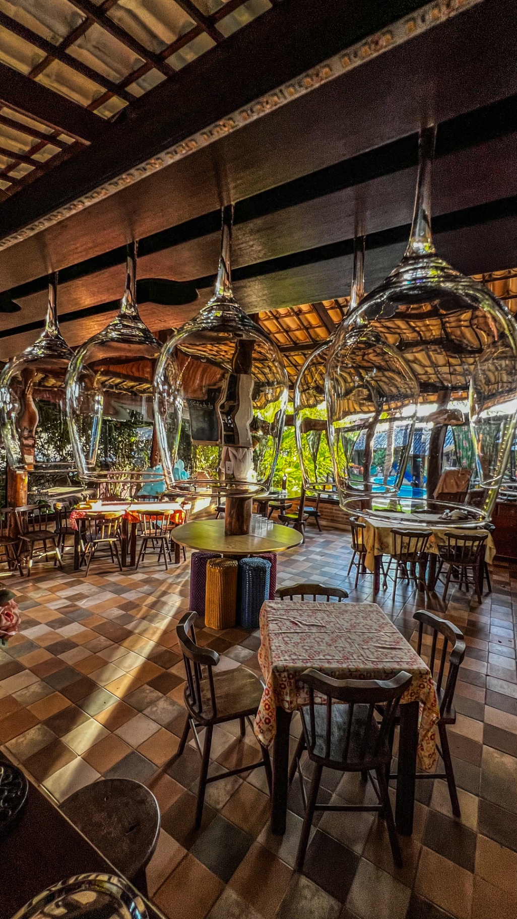 Restaurante da Pousada Aconchego Genipabu em ambiente rústico