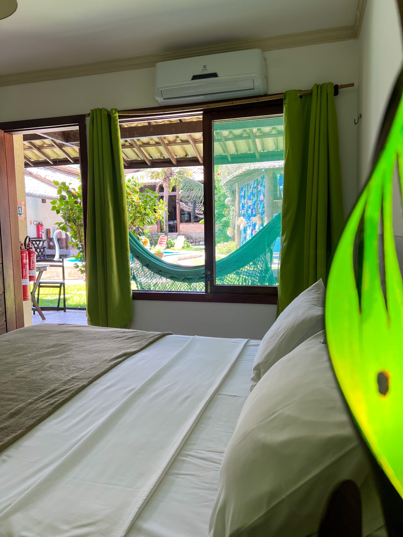 Suíte com vista para a piscina e o jardim