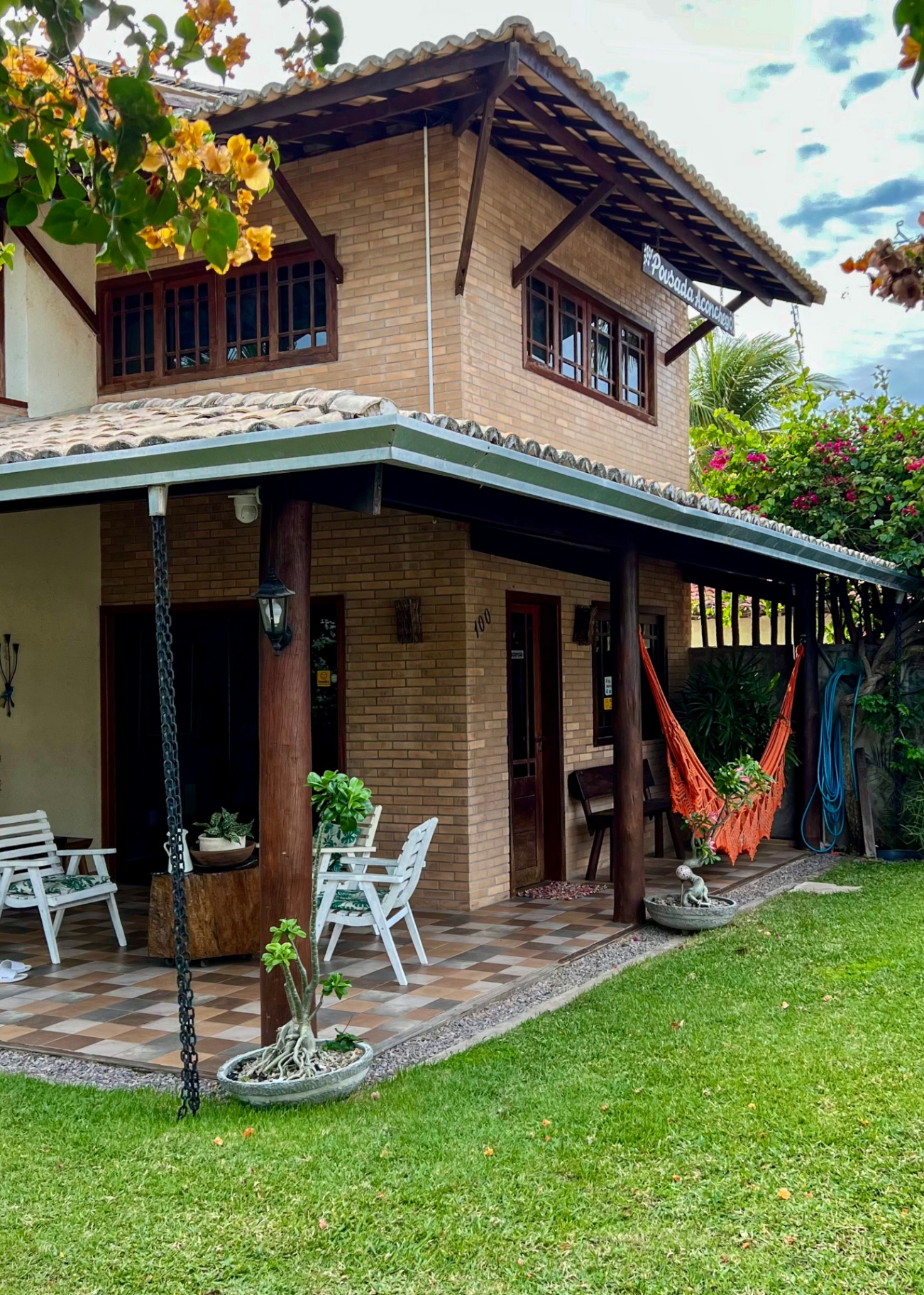 Recepção com varanda, redes e jardim