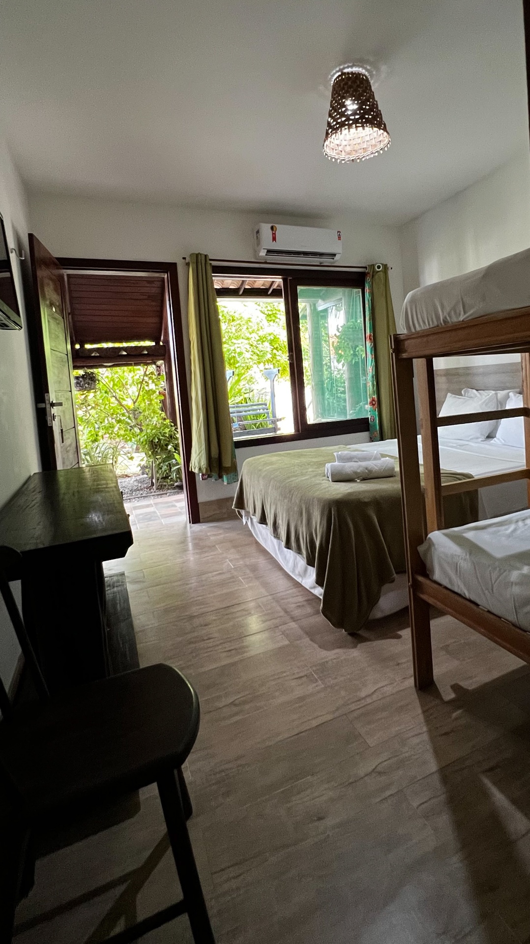 Suíte familiar com cama Queen e beliche