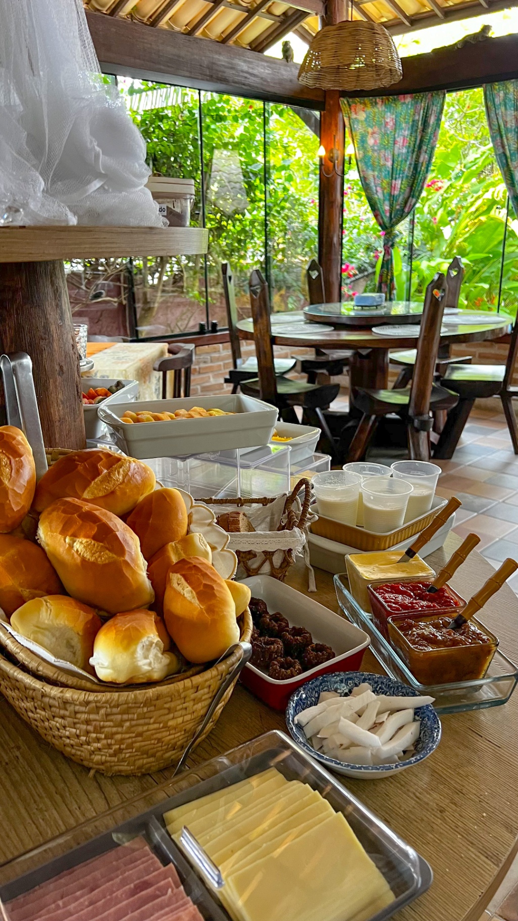 Café da manhã com pães, frutas e sabores regionais